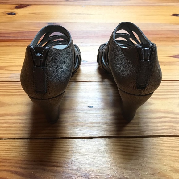 Eileen Fisher Silver Chrome Strappy Wedges, EUC, 7.5 - Picture 6 of 10